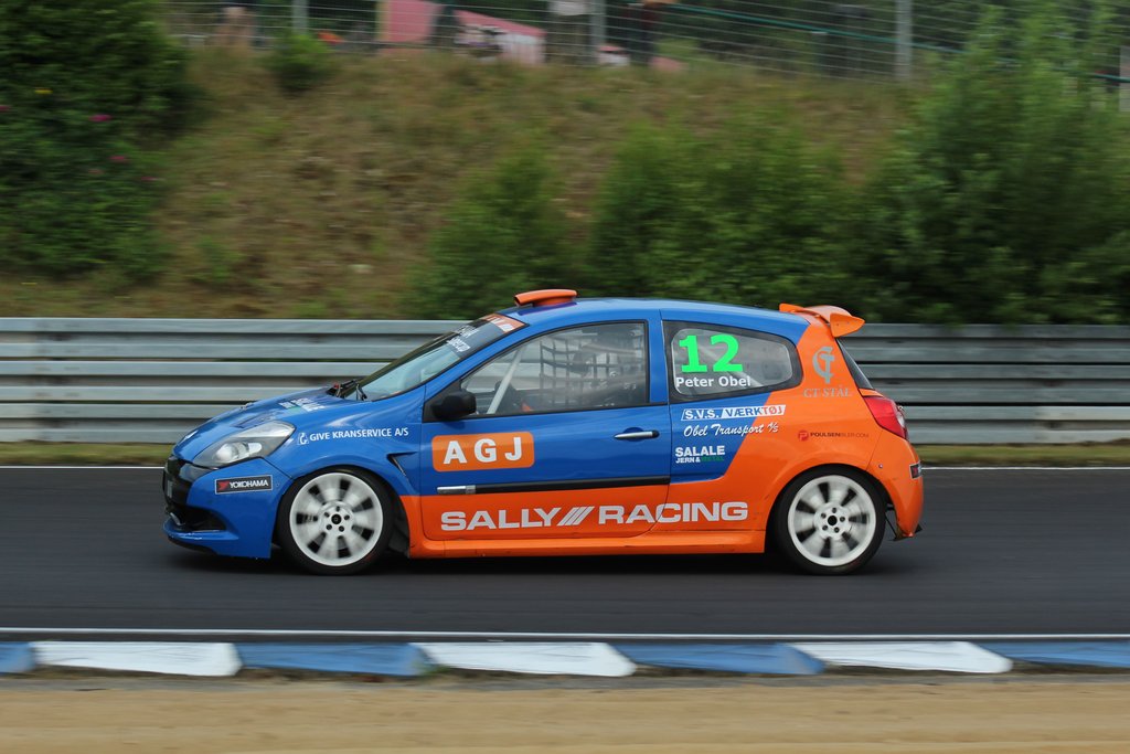 Peter Obel havde endnu en fantastisk weekend ombord Renault Clio 3 raceren, som han vel efterhånden ikke blot har kørt tusindvis af kilometer i men titusindvis, efter de mange års samarbejde med Sally Racing i ind- og udland.
(Foto: JJ Media)